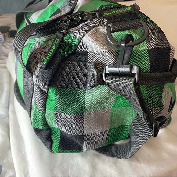 Dakine Medium Duffle Bag Green Plaid Side Pockets Versatile Backpack Travel - Picture 10 of 14